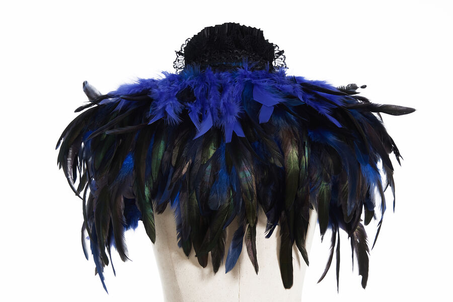 Farbiger Bolero mit Federn und Ketten