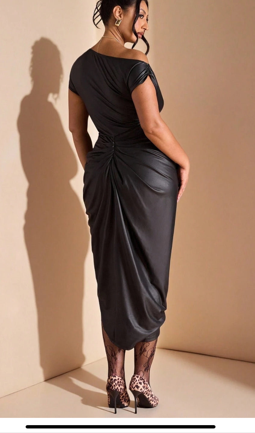 Asymetrisches Wetlookkleid