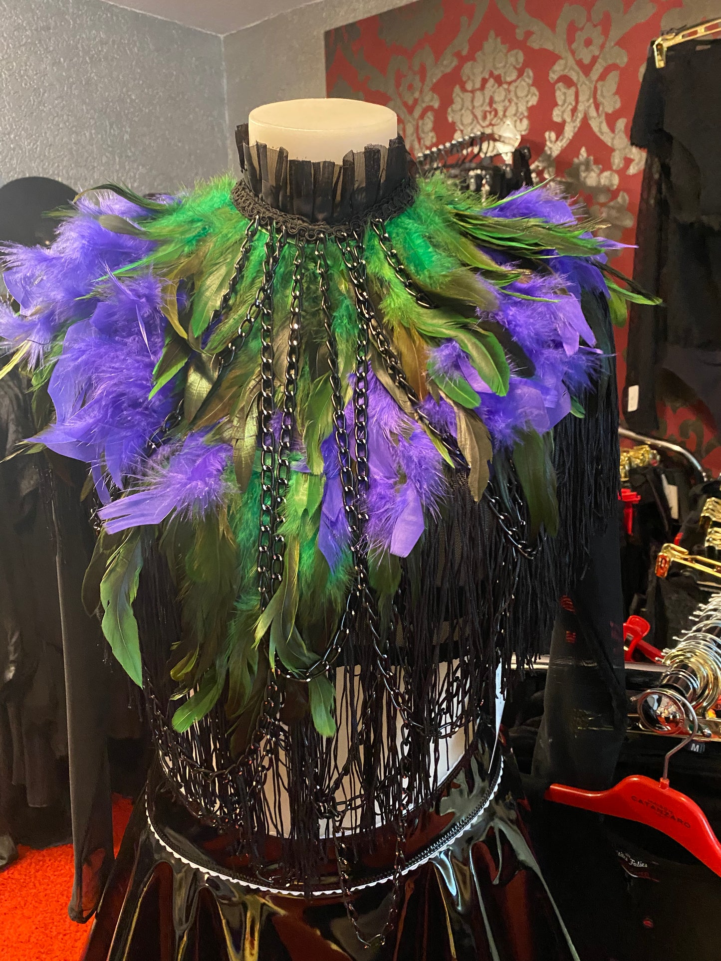 Opulenter Bolero mit blau grünen Federn, Fransen und Ketten
