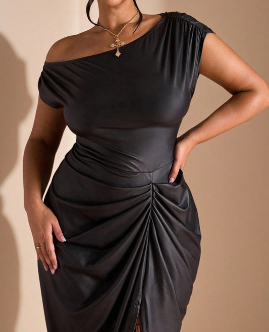 Asymetrisches Wetlookkleid