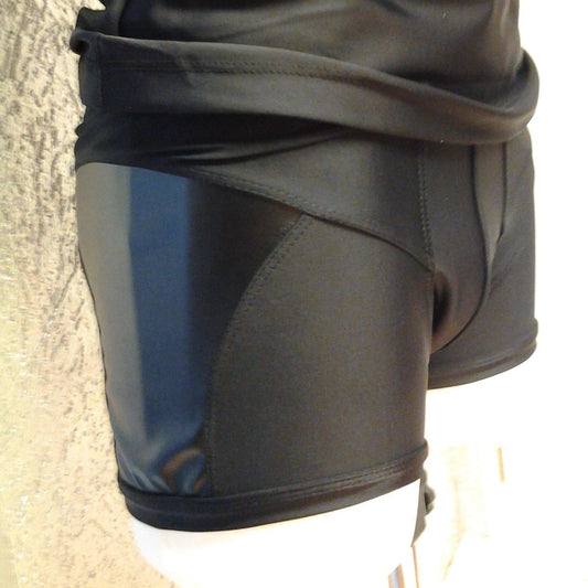 SH115K Short mit Kunstleder - Holde Weiblichkeit